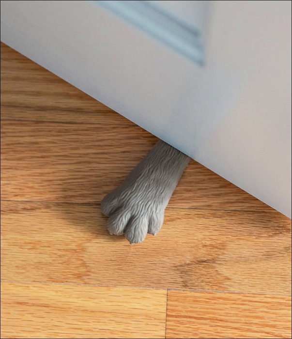 Интересная идея в виде лапки кошки, которая будет придерживать дверь.