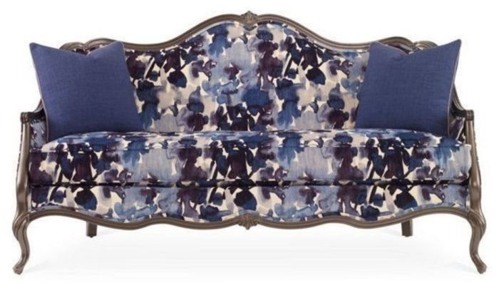 Роскошный диван насыщенного тёмно-синего цвета впишется в эклектичный интерьер.