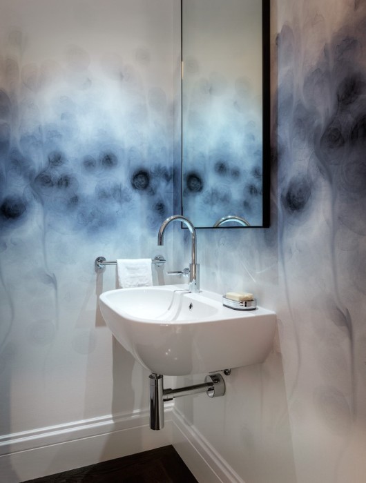 Акварельные разводы на стенах ванной - необычное, но очень креативное решение.