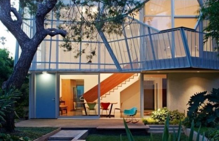 Данный дом выполнен из алюминиевого каркаса, что делает его достаточно лёгким, но при этом прочным. Приятный бонус – оригинальные балконы.