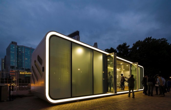 ALPOD – проект мобильного дома будущего, сделанный из алюминия, поэтому он сочетает прочность и лёгкость для удобного перемещения. Конструкция оборудованна мансардными окнами и раздвижными дверями.