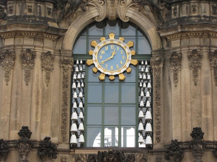 Часы в Дворцовом Комплексе Цвингер установлены в 1933 году в Дрездене, Германия, тоже уникальны в своем роде.