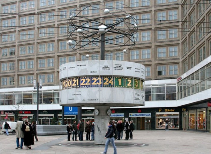 Часы «Мировое Время» на Александерплац в Берлине, Германия, показывают всемирное время.