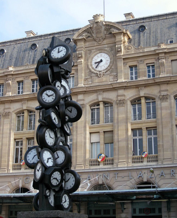 Вот эта скульптурная композиция в Париже, расположена прямо перед вокзалом Сен-Лазар, Франция.