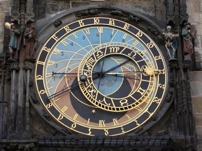 Пражский «Орлой» (башенные часы) нельзя назвать просто часами, они ещё показывают положение Солнца и Луны относительно Земли, правда, по средневековым понятиям.