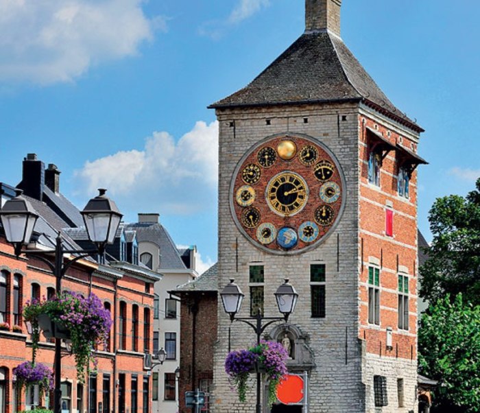 Средневековую башню Корнелиуса, датируемую XIII веком, в 1930-м перестроили для того, чтобы разместить в ней Юбилейные часы (Jubelklok). Часовщик Луи Зиммер подарил их городу к 100-летию независимости Бельгии. В честь него и назвали перестроенную башню.