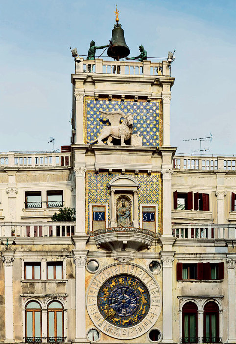 Часы на башне собора Сан-Марко демонстрировали гостям богатство и славу Венеции. Золотая стрелка указывает час, диск со знаками зодиака — положение Солнца.