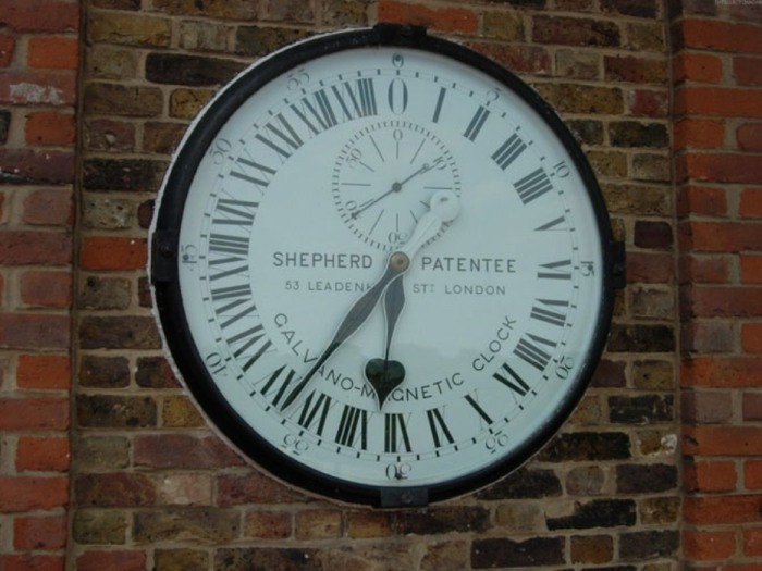 Одни из самых важных часов с исторической точки зрения – часы Гринвич. Находятся они на воротах Королевской Обсерватории в Гринвиче, Великобритания.