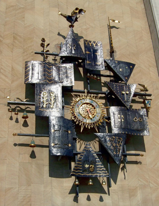 Самые театральные часы, конечно, располагаются на Театре Кукол им. Образцова в Москве, Россия. Созданы они в 1970 году.
