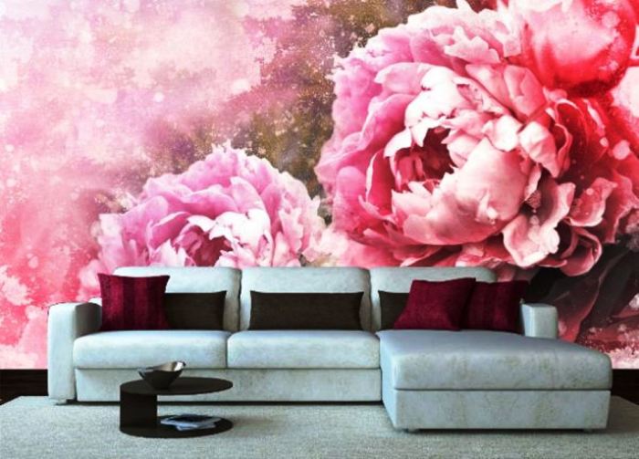 Яркие цветочные мотивы станут прекрасным украшением стен в гостиной.