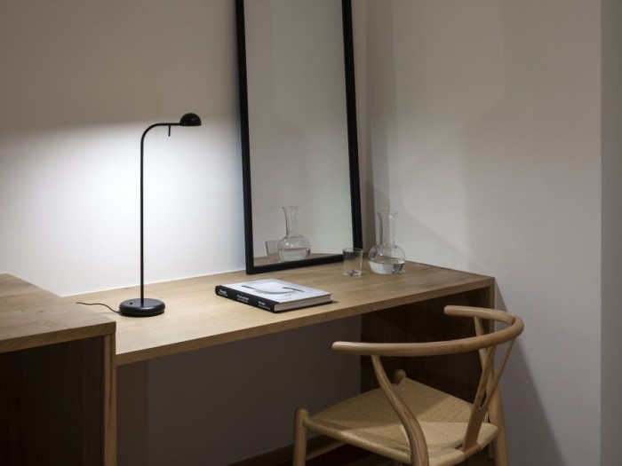 Такие настольные лампы с направленным светом чаще всего используют на письменных столах.