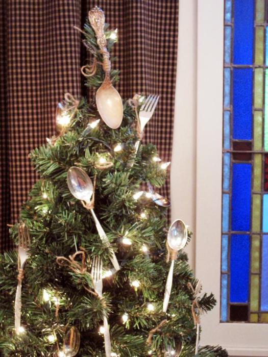 Безусловно, ёлка — неотъемлемый атрибут новогоднего декора гостиной. Почему бы не украсить её столовыми приборами? 