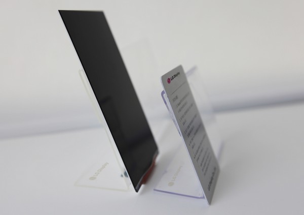  LG представил самый тонкий в мире экран для смартфона