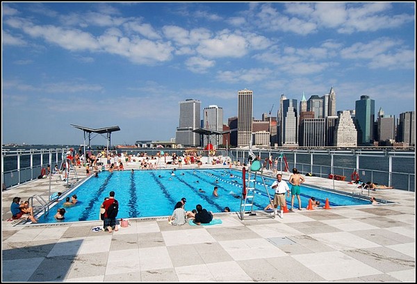 Новый бассейн в старой барже посреди Нью-Йорка