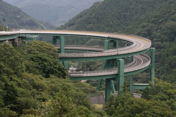 Спиралевидный мост Kawazu-Nanadaru Loop Bridge в Японии