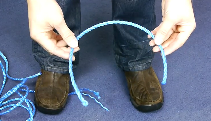 Как откромсать веревку нужной длины.