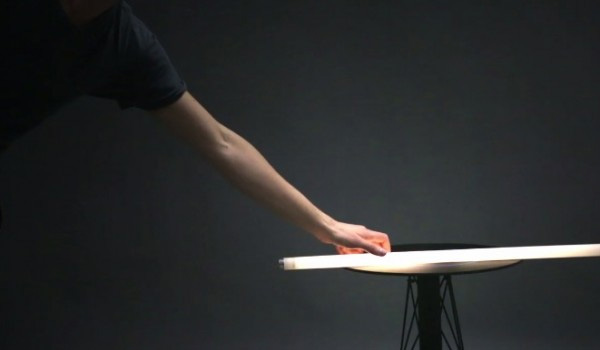 Стол, зажигающий лампочки. Стол, зажигающий лампочки.