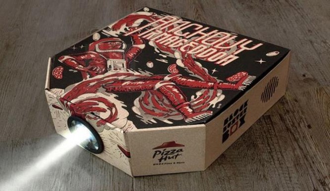 Коробка из-под пиццы может послужить в качестве стильного проектора.