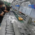 Изможденных сборщиков гаджетов Apple на заводе в Китае засняли спящими на конвейере 