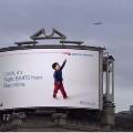 В британском аэропорту появились необычные билборды