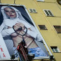 В Неаполе перед визитом Папы Римского появился билборд с полуголой «монашкой»