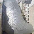 В Париже появился гигантский броненосец