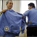 Японцы спасаются в жару одеждой с мини-вентиляторами 