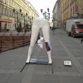 В центре Петербурга появились гипсовые женские ноги