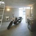 В Токио открыли бетонный отель для байкеров