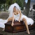 Пожилую британскую невесту привезли на свадьбу в гробу