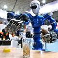 Участников конференции Google коктейлями угощал робот