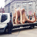 Гигантский осьминог стал причиной транспортного коллапса в центре Лондона