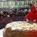 Москвичей на Масленицу порадовали гигантским блинным пирогом