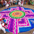 В Индии прошел фестиваль рисунков из риса и цветов