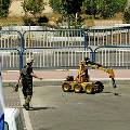 Израильский робот-трактор умеет разминировать дороги