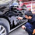 Азербайджанский художник пальцами расписывает грязные машины