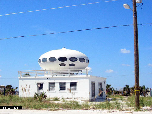 Еще один дом на пляже Флориды – с летающей тарелкой на крыше