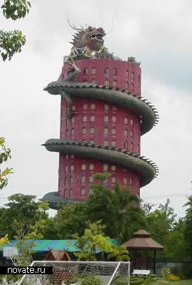 Китайский дом с обвившимся драконом