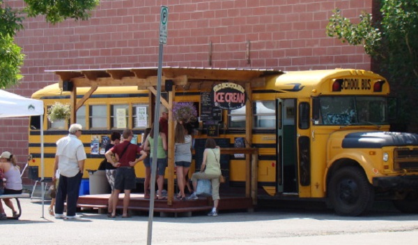 Школьный автобус с мороженым в канадском городе Альберта
