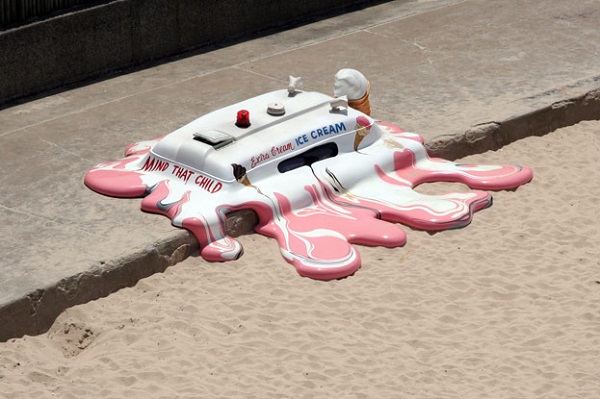 Скульптура 'Расплавленный фургончик с мороженым' на пляже Сиднея