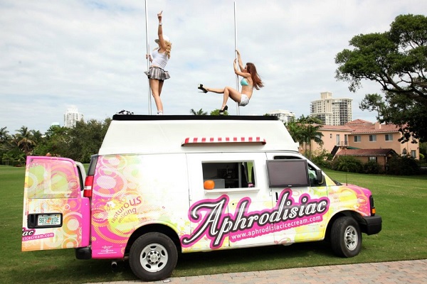 Танцующие продавщицы из на крыше фургончика Aphrodisiac Ice Cream’s