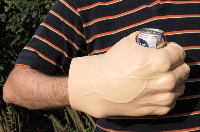 Охладитель для пива в виде гигантского кулака