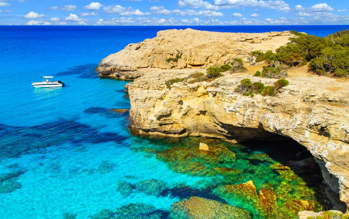 Лагуна у берегов Кипра