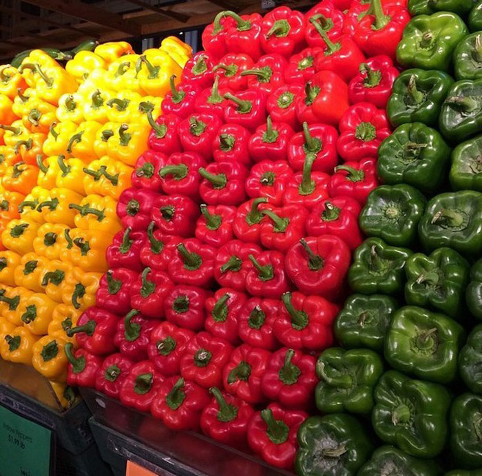 Овощи, разложенные по цвету.