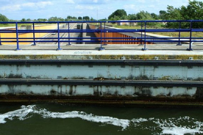 Глубина водного моста составляет 3 метра.