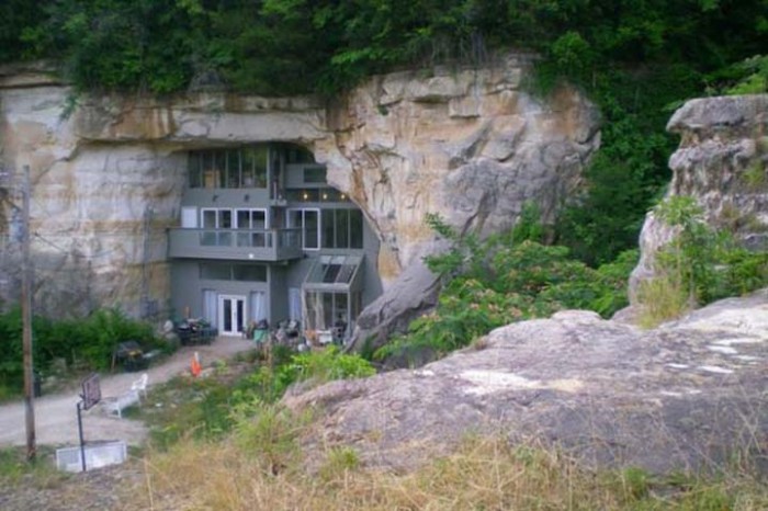 Дом, построенный в скале.