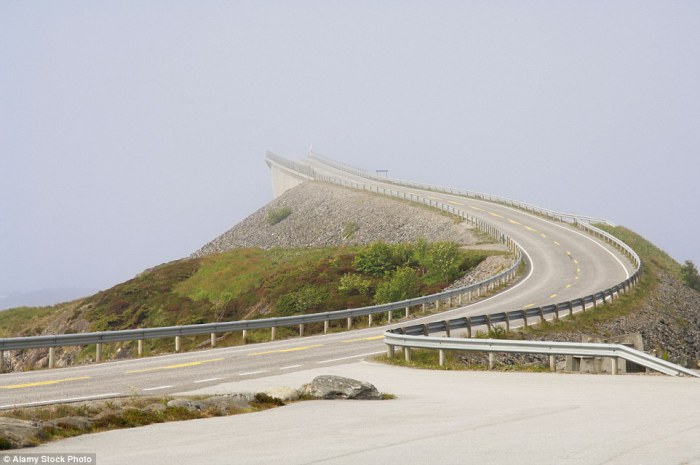 The Atlantic Ocean Road - живописный участок дороги в Норвегии с 8 мостами.