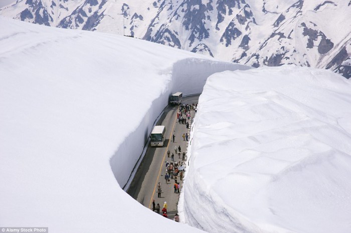 Дорога в Японии с 20-метровыми стенами из снега на обочине.