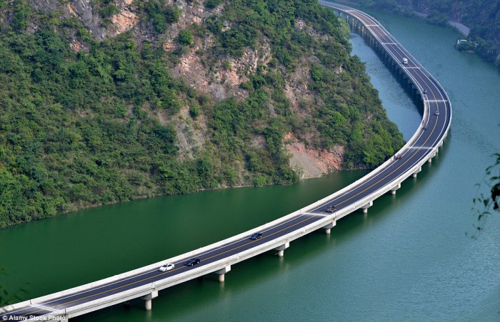 Overwater Highway - уникальный мост, проложенный не через реки, а по ее течению.