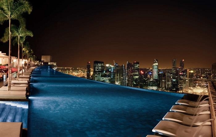 Бассейн на крыше отеля Marina Sands Bay Resort.